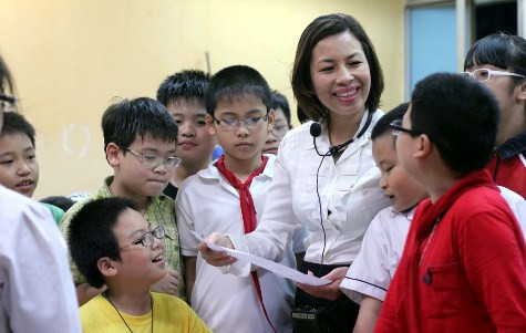 Cô giáo Đặng Nguyệt Anh và học sinh. (Ảnh Quyên Quyên)