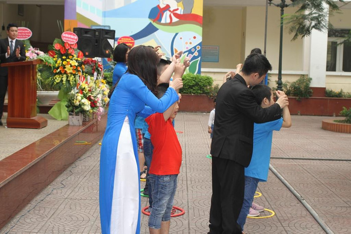 Những tiết mục văn nghệ của các con nhận được sự cổ vũ của đông đảo khách mời và phụ huynh. Ảnh: Đỗ Thơm Những tiết mục văn nghệ của các con nhận được sự cổ vũ của đông đảo khách mời và phụ huynh. Ảnh: Đỗ Thơm