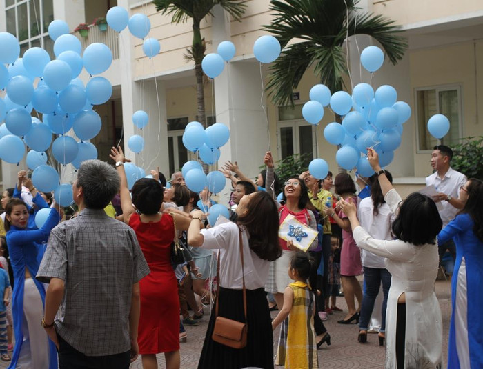Ban Giám hiệu nhà trường, thầy cô, học sinh, phụ huynh và khác mời cùng thả những trái bóng xanh mang theo niềm hy vọng mới cho trẻ tự kỷ. Ảnh: Đỗ Thơm Ban Giám hiệu nhà trường, thầy cô, học sinh, phụ huynh và khác mời cùng thả những trái bóng xanh mang theo niềm hy vọng mới cho trẻ tự kỷ. Ảnh: Đỗ Thơm