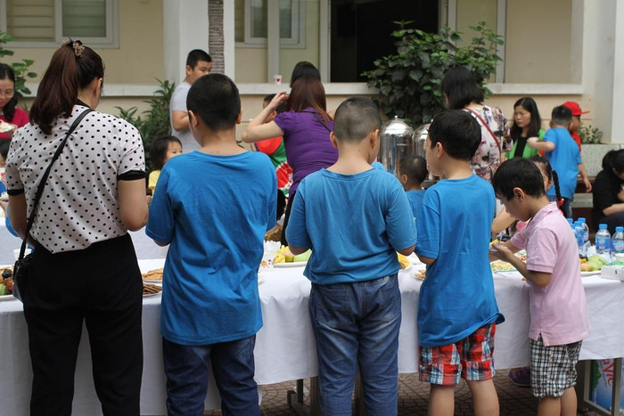 Các con và phụ huynh cùng tham gia tiệc ngọt tại lễ kỷ niệm. Ảnh: Đỗ Thơm Các con và phụ huynh cùng tham gia tiệc ngọt tại lễ kỷ niệm. Ảnh: Đỗ Thơm