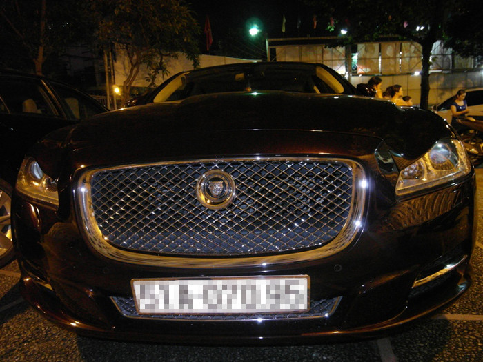 Chiếc xe này có chiều ngang là 2.111mm, chiều cao là 1.448mm. Chiếc xe này có chiều ngang là 2.111mm, chiều cao là 1.448mm.