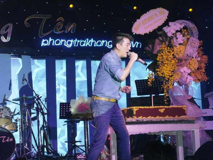 Sau buổi sinh nhật này, Đàm Vĩnh Hưng sẽ bay ra ngay Đà Nẵng, chuẩn bị cho liveshow Số phận vào ngày 5/10. Sau buổi sinh nhật này, Đàm Vĩnh Hưng sẽ bay ra ngay Đà Nẵng, chuẩn bị cho liveshow Số phận vào ngày 5/10.