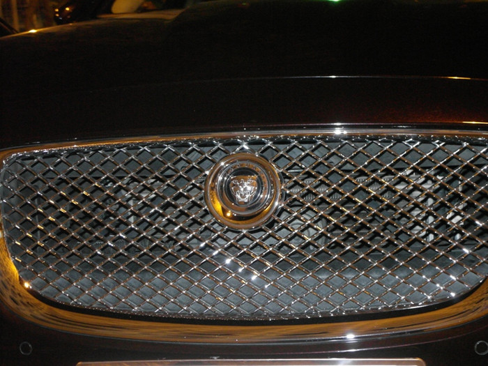 Mặt trước nổi bật với logo tròn, mạ vàng, nằm gọn gàng trên lưới thông gió bằng thép. Mặt trước nổi bật với logo tròn, mạ vàng, nằm gọn gàng trên lưới thông gió bằng thép.