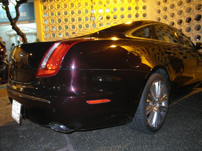 Cận cảnh phần đuôi của chiếc siêu xe. Cận cảnh phần đuôi của chiếc siêu xe.