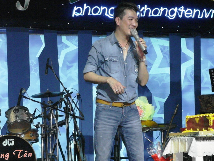 Chủ nhân buổi tiệc nở nụ cười tươi Chủ nhân buổi tiệc nở nụ cười tươi