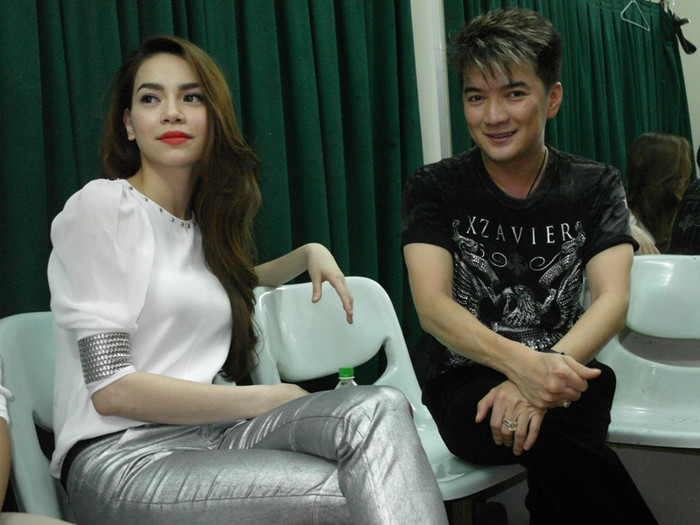 Trong khi chiếc xe đậu ngoài sân, không cần người trông coi, Hồ Ngọc Hà ngồi "thân mật" bên cạnh ông chủ của đêm nhạc Hào quang sân khấu, ca sĩ Đàm Vĩnh Hưng. Trong khi chiếc xe đậu ngoài sân, không cần người trông coi, Hồ Ngọc Hà ngồi "thân mật" bên cạnh ông chủ của đêm nhạc Hào quang sân khấu, ca sĩ Đàm Vĩnh Hưng.