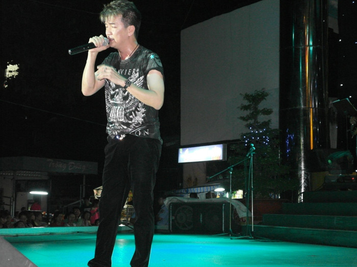 Tối nay (20/9), vẫn tại sân khấu Trống Đồng, TP.HCM, đêm nhạc Hào quang sân khấu tiếp tục diễn ra.