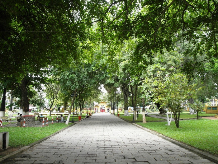 Khoảng xanh rợp bóng mát trong khuôn viên lăng. Khoảng xanh rợp bóng mát trong khuôn viên lăng.