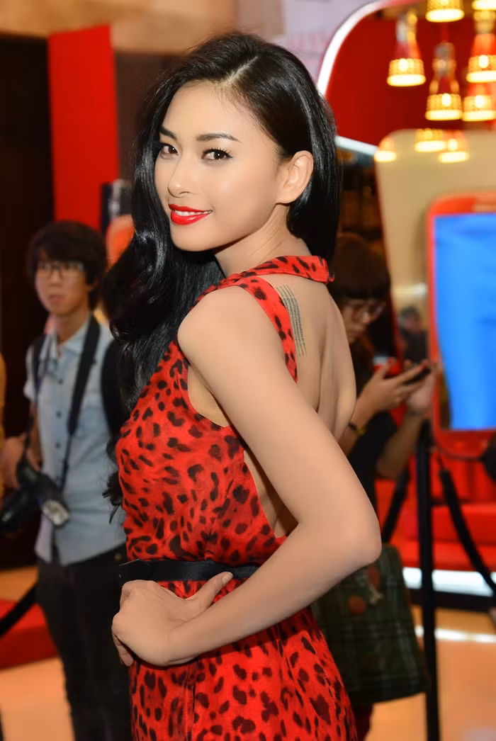 Chiếc áo dạ hội đỏ sẫm, khoe trọn chiếc lưng trần ngọc ngà của người đẹp... Chiếc áo dạ hội đỏ sẫm, khoe trọn chiếc lưng trần ngọc ngà của người đẹp...