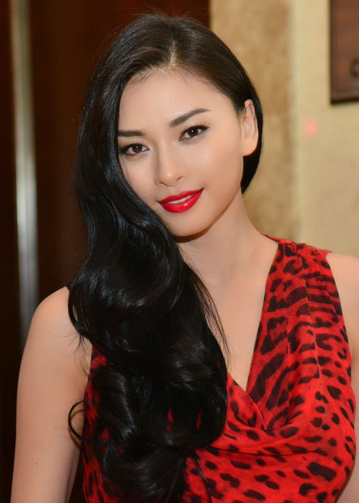 Ngô Thanh Vân đã cố tình không đeo dây chuyền, hoa tai...nhằm gây sự chú ý cho chiếc cổ cao quyến rũ...