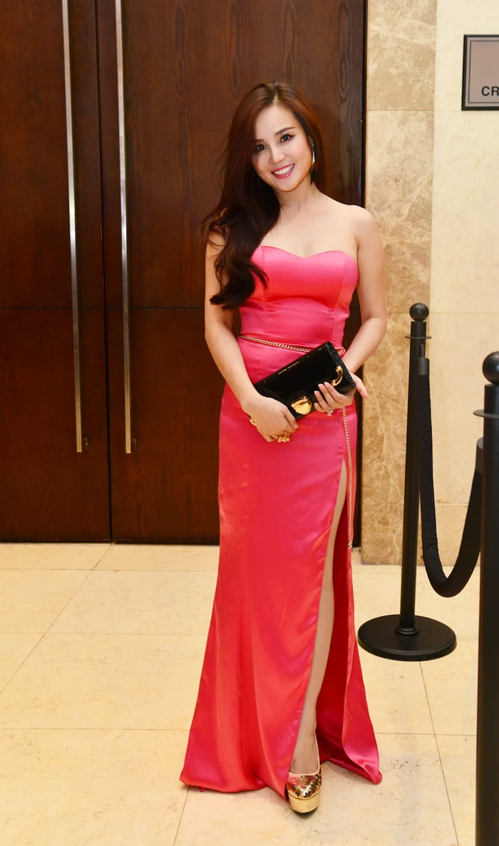 Bộ đầm dạ hội của Vy Oanh hở toàn bộ bờ vai nõn nà...