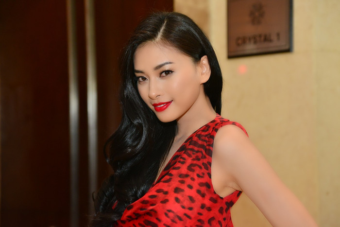 Mái tóc bồng bềnh, bóng mượt, xõa tự nhiên một bên vai, càng làm tăng thêm nét duyên dáng, nữ tính của người đẹp.