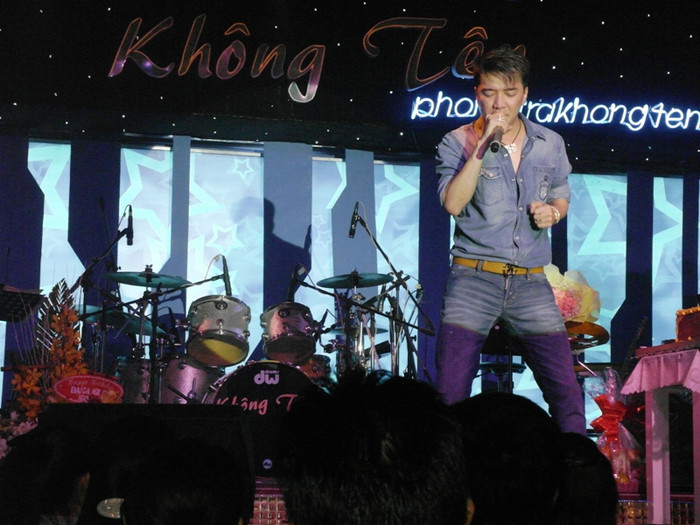 Vì bận rộn liveshow, lẽ ra Mr Đàm sẽ làm sinh nhật vào ngày 2/10 nhưng anh đã làm sớm hơn, để có thể chia sẻ nhiều cảm xúc với fan hâm mộ. Anh nói: "Mỗi lúc Hưng buồn,vô tình bị những scandal do thông tin sai lệch, đều có khán giả chia sẻ, giúp Hưng vượt qua khó khăn". Vì bận rộn liveshow, lẽ ra Mr Đàm sẽ làm sinh nhật vào ngày 2/10 nhưng anh đã làm sớm hơn, để có thể chia sẻ nhiều cảm xúc với fan hâm mộ. Anh nói: "Mỗi lúc Hưng buồn,vô tình bị những scandal do thông tin sai lệch, đều có khán giả chia sẻ, giúp Hưng vượt qua khó khăn".