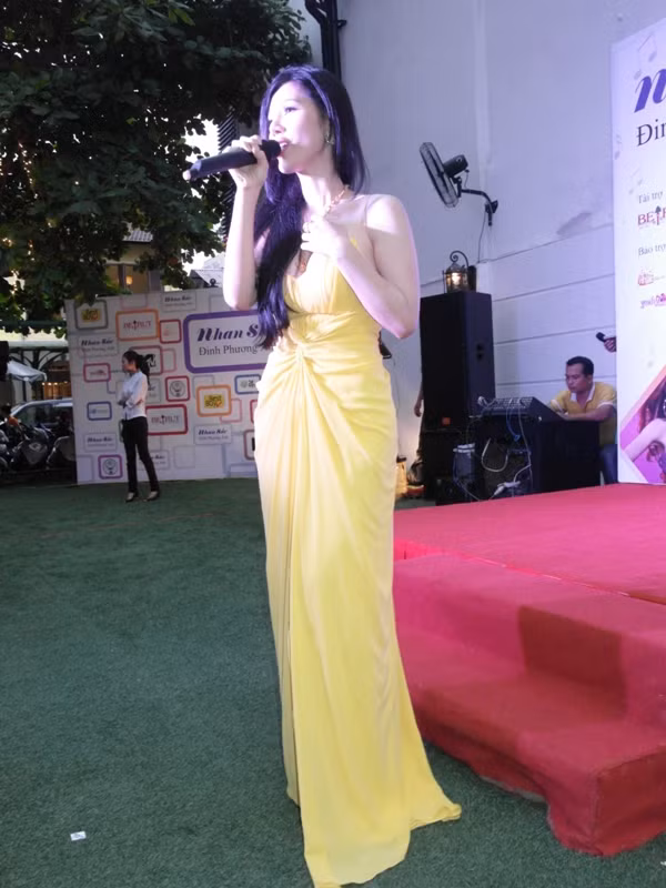 Lời ca khúc chỉ quanh đi, quẩn lại những câu rất nhàm chán, thể hiện sự hoài nghi của một cô gái đối với người yêu: "Làm sao biết anh đến bên em vì tình yêu hay nhan sắc. Làm sao biết anh sẽ yêu vì chính em hay vì nhan sắc... Một mai thấy ai đó nhan sắc hơn em anh lại rời xa..." Lời ca khúc chỉ quanh đi, quẩn lại những câu rất nhàm chán, thể hiện sự hoài nghi của một cô gái đối với người yêu: "Làm sao biết anh đến bên em vì tình yêu hay nhan sắc. Làm sao biết anh sẽ yêu vì chính em hay vì nhan sắc... Một mai thấy ai đó nhan sắc hơn em anh lại rời xa..."