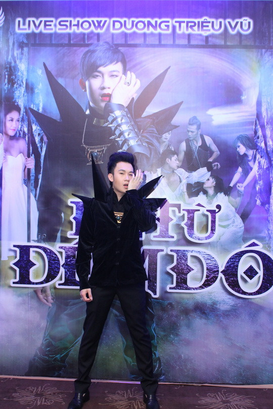 Trong liveshow “Kể Từ Đêm Đó”sẽ diễn ra vào lúc 20h, ngày 20/10 tại Nhà hát Tp. Hồ Chí Minh,"hoàng tử mắt hí" kể một câu chuyện gần như là một “cái mệnh” vận vào anh. Một câu chuyện được lồng ghép từ chính tự thân người nghệ sỹ cùng với vẻ đẹp của âm nhạc sẽ tạo nên không gian vừa huyền hoặc của nghệ thuật nhưng cũng rất đời thường. Hàng loạt những khách mời tên tuổi sẽ song hành cùng Dương Triệu Vũ trong liveshow: Đàm Vĩnh Hưng, Hồ Ngọc Hà, Vy Oanh, Bảo Thy, TamMy, Đồng Lan, Lê Khánh, Tuấn Khải, Cao Lâm Viên...chắc chắn sẽ mang đến cho khán giả nhiều cung bậc cảm xúc khác nhau. Trong liveshow “Kể Từ Đêm Đó”sẽ diễn ra vào lúc 20h, ngày 20/10 tại Nhà hát Tp. Hồ Chí Minh,"hoàng tử mắt hí" kể một câu chuyện gần như là một “cái mệnh” vận vào anh. Một câu chuyện được lồng ghép từ chính tự thân người nghệ sỹ cùng với vẻ đẹp của âm nhạc sẽ tạo nên không gian vừa huyền hoặc của nghệ thuật nhưng cũng rất đời thường. Hàng loạt những khách mời tên tuổi sẽ song hành cùng Dương Triệu Vũ trong liveshow: Đàm Vĩnh Hưng, Hồ Ngọc Hà, Vy Oanh, Bảo Thy, TamMy, Đồng Lan, Lê Khánh, Tuấn Khải, Cao Lâm Viên...chắc chắn sẽ mang đến cho khán giả nhiều cung bậc cảm xúc khác nhau.