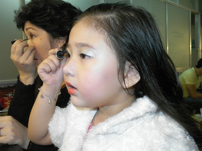 Điệu đà chải mi cong....