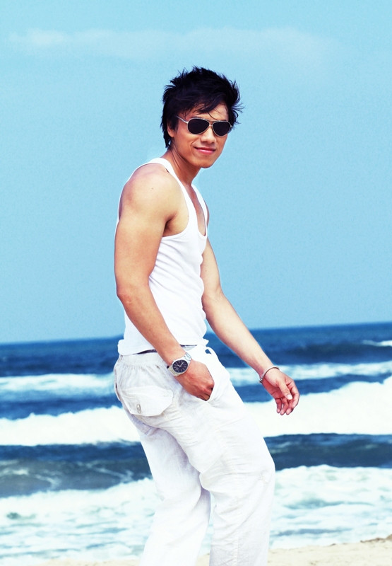 Chàng trai có làn da nâu này vừa cho ra đời MV mang tên Nhan sắc, do chính mình làm đạo diễn. Chàng trai có làn da nâu này vừa cho ra đời MV mang tên Nhan sắc, do chính mình làm đạo diễn.