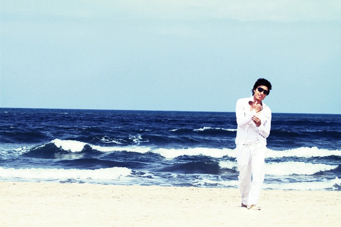 Chân trần,Dương Quốc Hưng thư thả bước trên bờ cát mịn... Chân trần,Dương Quốc Hưng thư thả bước trên bờ cát mịn...