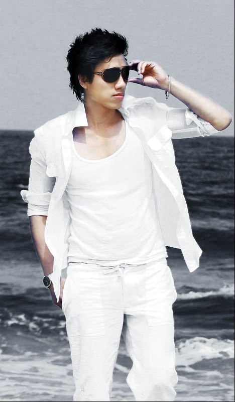 Và vào một buổi sáng sớm, chàng lãng tử Dương Quốc Hưng đã một mình rong ruổi, khám phá trời, biển Đà Nẵng. Và vào một buổi sáng sớm, chàng lãng tử Dương Quốc Hưng đã một mình rong ruổi, khám phá trời, biển Đà Nẵng.