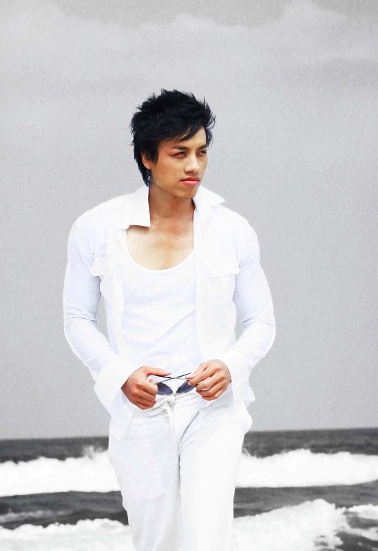 Dương Quốc Hưng cho biết: "Mỗi lần đứng trước biển, tôi thấy con người mình trở nên nhỏ bé trước khung cảnh trời, nước bao la.Tôi chợt thấm thía câu ngạn ngữ: Lùi một bước thấy trời cao đất rộng. Lui một bước biển rộng sông dài...Thật ý nghĩa!". Dương Quốc Hưng cho biết: "Mỗi lần đứng trước biển, tôi thấy con người mình trở nên nhỏ bé trước khung cảnh trời, nước bao la.Tôi chợt thấm thía câu ngạn ngữ: Lùi một bước thấy trời cao đất rộng. Lui một bước biển rộng sông dài...Thật ý nghĩa!".