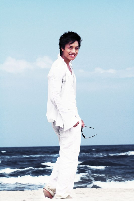 Với một ngoại hình nam tính, đẹp như người mẫu, cùng với giọng hát nam cao trữ tình, Dương Quốc Hưng đã nhẹ nhàng đi vào lòng khán giả, bằng những ca khúc: Chợt nhớ, Quyến rũ... Với một ngoại hình nam tính, đẹp như người mẫu, cùng với giọng hát nam cao trữ tình, Dương Quốc Hưng đã nhẹ nhàng đi vào lòng khán giả, bằng những ca khúc: Chợt nhớ, Quyến rũ...