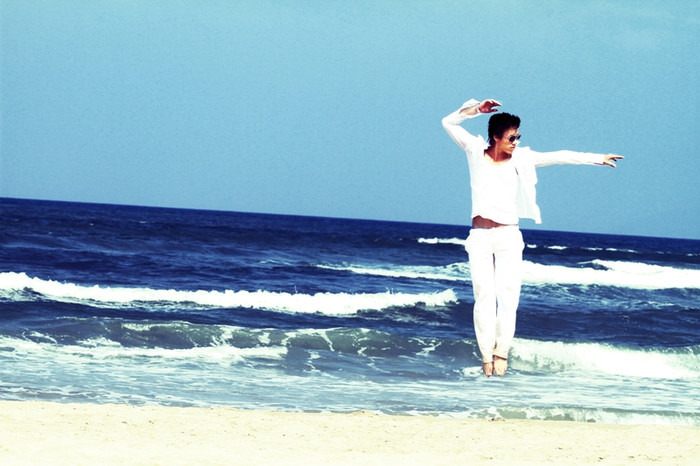 Đây là một sản phẩm âm nhạc mà Dương Quốc Hưng đã ấp ủ từ lâu. MV vừa hoàn thành xong, Dương Quốc Hưng đã có chuyến nghỉ mát "phục hồi" sức lực cùng trời, biển.... Đây là một sản phẩm âm nhạc mà Dương Quốc Hưng đã ấp ủ từ lâu. MV vừa hoàn thành xong, Dương Quốc Hưng đã có chuyến nghỉ mát "phục hồi" sức lực cùng trời, biển....