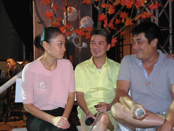 "Nãy giờ trên sân khấu, anh nhìn xuống thấy hai người nói chuyện gì vui vậy?" - Mr Đàm hỏi Thu Minh. "Nãy giờ trên sân khấu, anh nhìn xuống thấy hai người nói chuyện gì vui vậy?" - Mr Đàm hỏi Thu Minh.