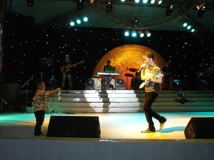 Một khán giả nhí bất ngờ lên sân khấu, tặng "chú Đàm" chai nước.