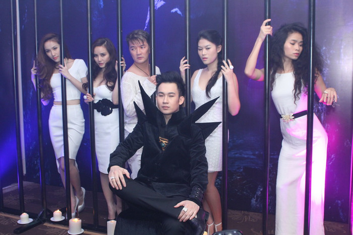 Và "con ma" chủ nhân liveshow Dương Triệu Vũ. Và "con ma" chủ nhân liveshow Dương Triệu Vũ.