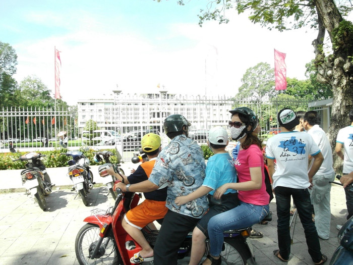 Có trường hợp, cả vợ chồng, con cái đèo trên xe máy, đi tham quan Dinh Thống nhất…