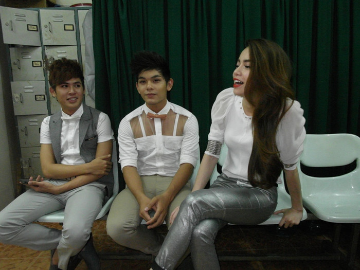 Hồ Ngọc Hà trò chuyện thoải mái với hai thành viên nhóm V.Music. Hồ Ngọc Hà trò chuyện thoải mái với hai thành viên nhóm V.Music.