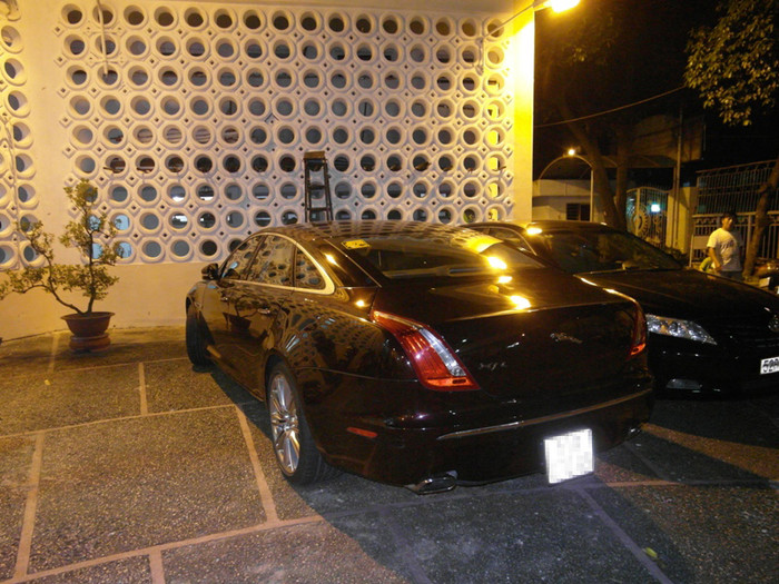 Chiếc xe sáng loáng, nổi bật dưới ánh đèn cao áp... Chiếc xe sáng loáng, nổi bật dưới ánh đèn cao áp...
