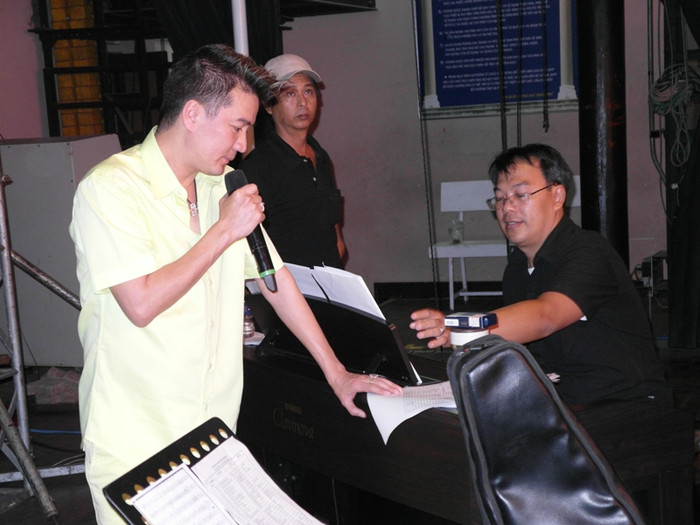 Và trao đổi với các nhạc công.... Và trao đổi với các nhạc công....