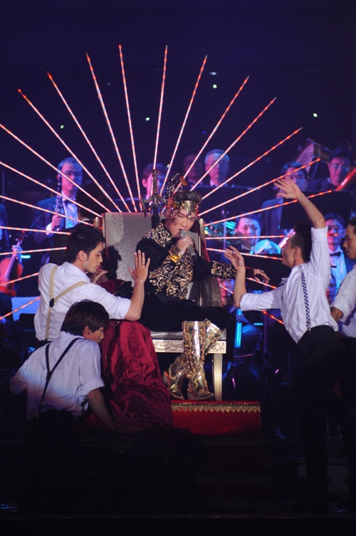 Màn mở đầu livehsow Số phận có cung vàng, điện ngọc ấn tượng của Mr Đàm. Màn mở đầu livehsow Số phận có cung vàng, điện ngọc ấn tượng của Mr Đàm.