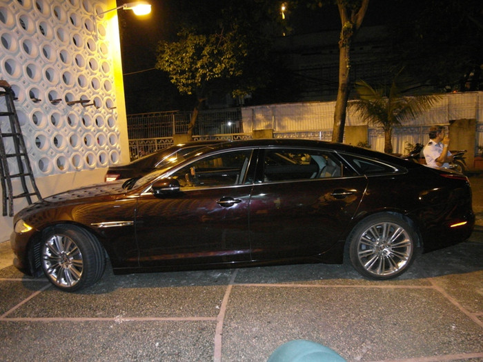 Chiếc xe sang trọng có chiều dài 5.248mm nổi bật nằm một góc sân. Chiếc xe sang trọng có chiều dài 5.248mm nổi bật nằm một góc sân.