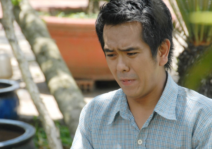 Tình cảm yêu thương dành cho Nở ngày càng nảy nở trong Kháng... nhưng do có suy nghĩ cổ hủ, không thể yêu một người con gái đã trao thân cho người khác, Kháng đã tìm mọi cách để kiềm nén.