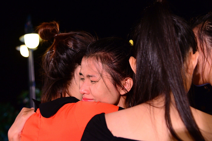 Và khi biết tin người bạn từng “đối đầu” , cãi vã với mình tại ngôi nhà chung Vietnam’s Next Top Model, Thiên Trang òa khóc. Và khi biết tin người bạn từng “đối đầu” , cãi vã với mình tại ngôi nhà chung Vietnam’s Next Top Model, Thiên Trang òa khóc.