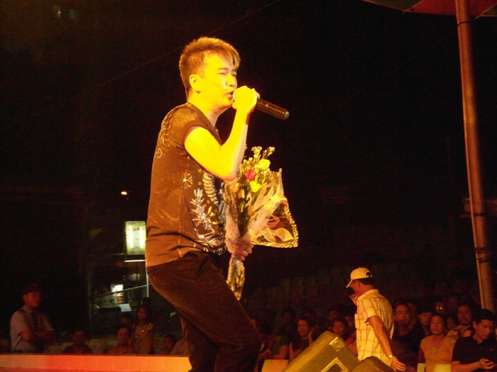 Đàm Vĩnh Hưng hát 3 ca khúc: Tình đời nghệ sĩ,Số phận, Kiếp nghèo.