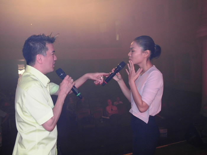 Mr Đàm song ca cùng Thu Minh tình khúc Mùa thu cho em. Mr Đàm song ca cùng Thu Minh tình khúc Mùa thu cho em.