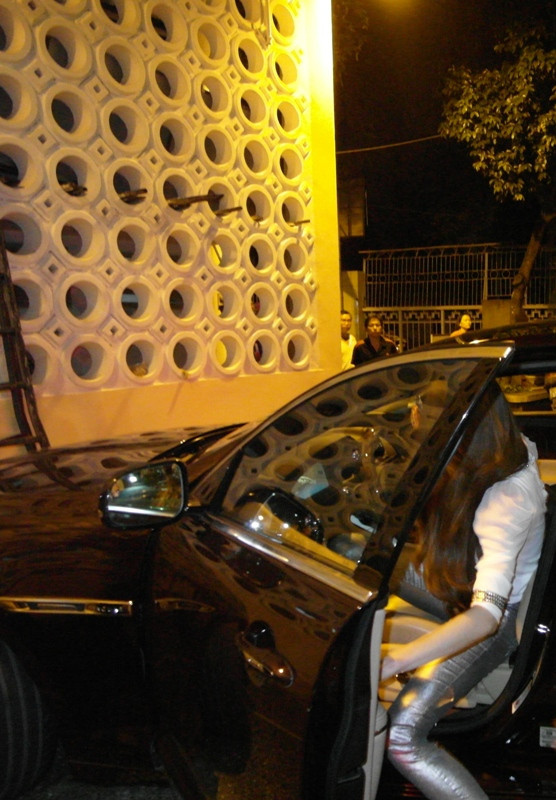 Hồ Ngọc Hà vội vã bước ra xe. Theo lịch diễn, cô đã đến muộn 20 phút.... Hồ Ngọc Hà vội vã bước ra xe. Theo lịch diễn, cô đã đến muộn 20 phút....