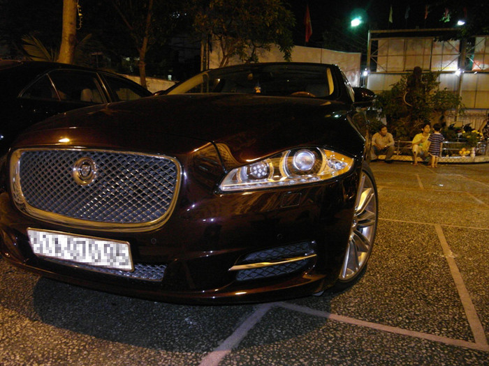 Mặt trước mang phong cách mạnh mẽ, hầm hố của chiếc xe... Mặt trước mang phong cách mạnh mẽ, hầm hố của chiếc xe...