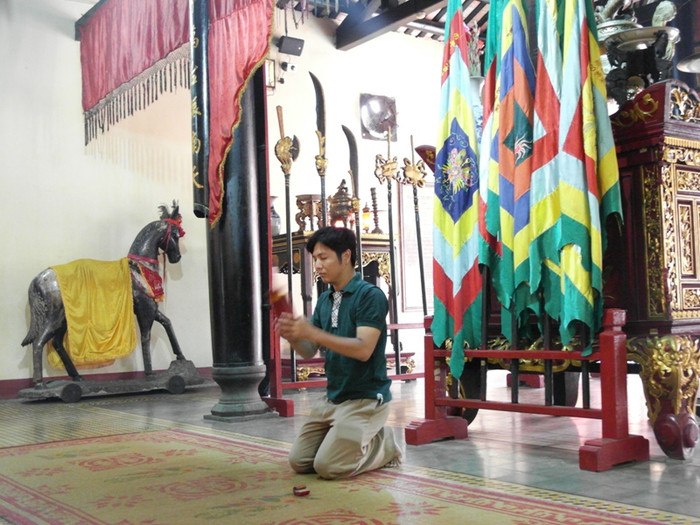 Trong ngày rằm tháng 7, có rất nhiều người dân đến xin “xăm” Tả quân Lê Văn Duyệt. Trong ngày rằm tháng 7, có rất nhiều người dân đến xin “xăm” Tả quân Lê Văn Duyệt.