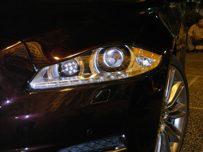 Đèn trước của xe được thiết kế hài hòa, rất thời trang. Đèn trước của xe được thiết kế hài hòa, rất thời trang.