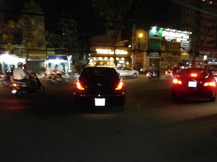 Tăng tốc, hòa vào dòng xe và mất hút... Tăng tốc, hòa vào dòng xe và mất hút...