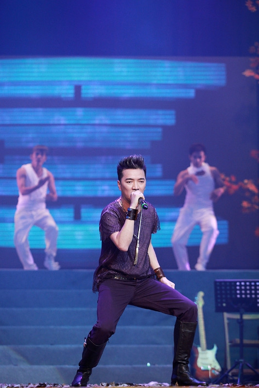 Trời càng về khuya, Mr Đàm khuấy động không khí bằng những ca khúc sôi động quen thuộc. Trời càng về khuya, Mr Đàm khuấy động không khí bằng những ca khúc sôi động quen thuộc.