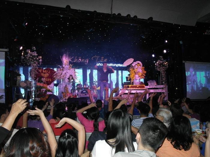 Khán giả đủ mọi lứa tuổi, reo hò... Khán giả đủ mọi lứa tuổi, reo hò...