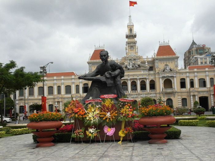 Tượng đài Bác trước Ủy ban Nhân dân TP.HCM ngát hương, hoa trong ngày Quốc khánh.