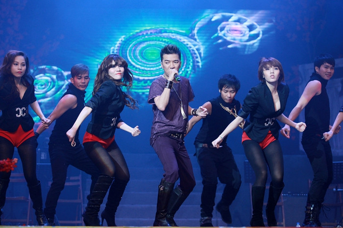 Mr. Đàm khép lại chương trình bằng 4 bài remix đang được yêu thích hiện nay: Trăng bơ vơ, Trốn tránh kỷ niệm, Góc khuất, Tình nhạt phai. Mr. Đàm khép lại chương trình bằng 4 bài remix đang được yêu thích hiện nay: Trăng bơ vơ, Trốn tránh kỷ niệm, Góc khuất, Tình nhạt phai.