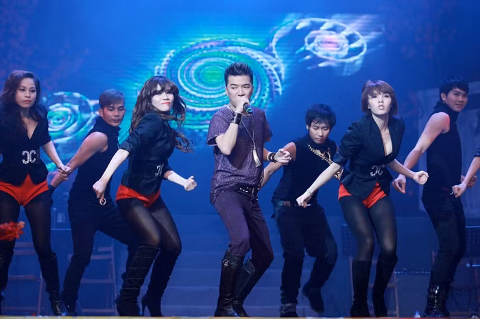 Mr. Đàm khép lại chương trình bằng 4 bài remix đang được yêu thích hiện nay: Trăng bơ vơ, Trốn tránh kỷ niệm, Góc khuất, Tình nhạt phai.