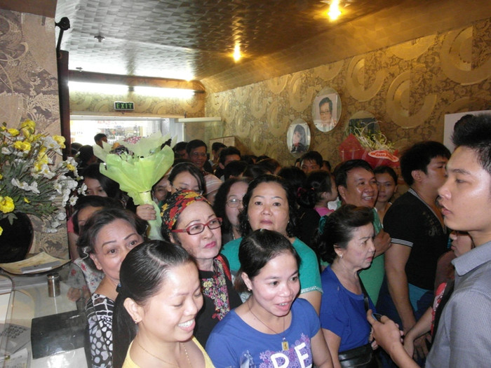 Sinh nhật bắt đầu từ 11 giờ nhưng mới 9 giờ, khán giả tại TP.HCM, các tỉnh lân cận như Bến Tre, Long An, Tiền Giang, Cần Thơ... đã đến đông đủ trước phòng trà Không Tên. Sinh nhật bắt đầu từ 11 giờ nhưng mới 9 giờ, khán giả tại TP.HCM, các tỉnh lân cận như Bến Tre, Long An, Tiền Giang, Cần Thơ... đã đến đông đủ trước phòng trà Không Tên.